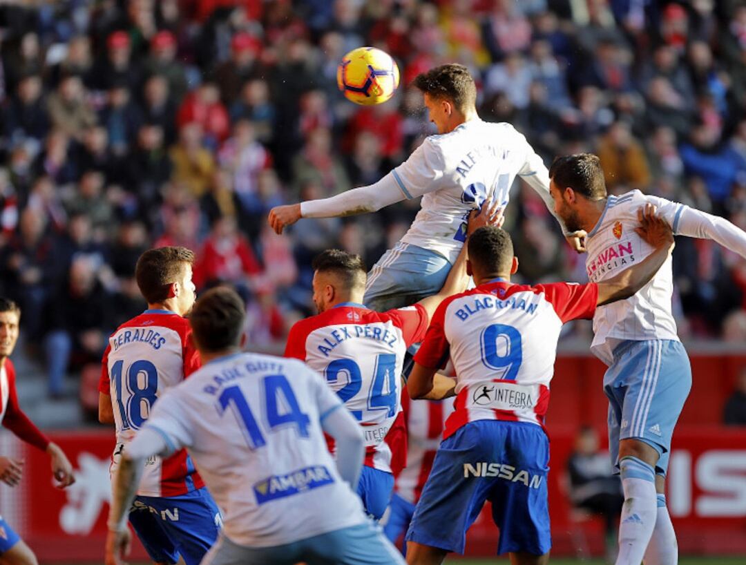 Alex Muñoz marcó con este cabezazo uno de los dos goles que dio la victoria al Real Zaragoza en Gijón