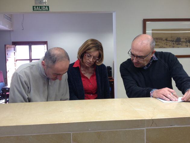 Ana Verdú y Rafael Morales consultan el registro en el Archivo Municipal.