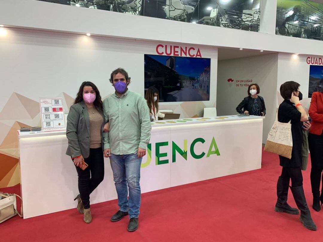 La alcaldesa de Belmonte, Lourdes López, y el alcalde de Mota del Cuervo, Jacobo Medianero, en el stand de Castilla-La Mancha