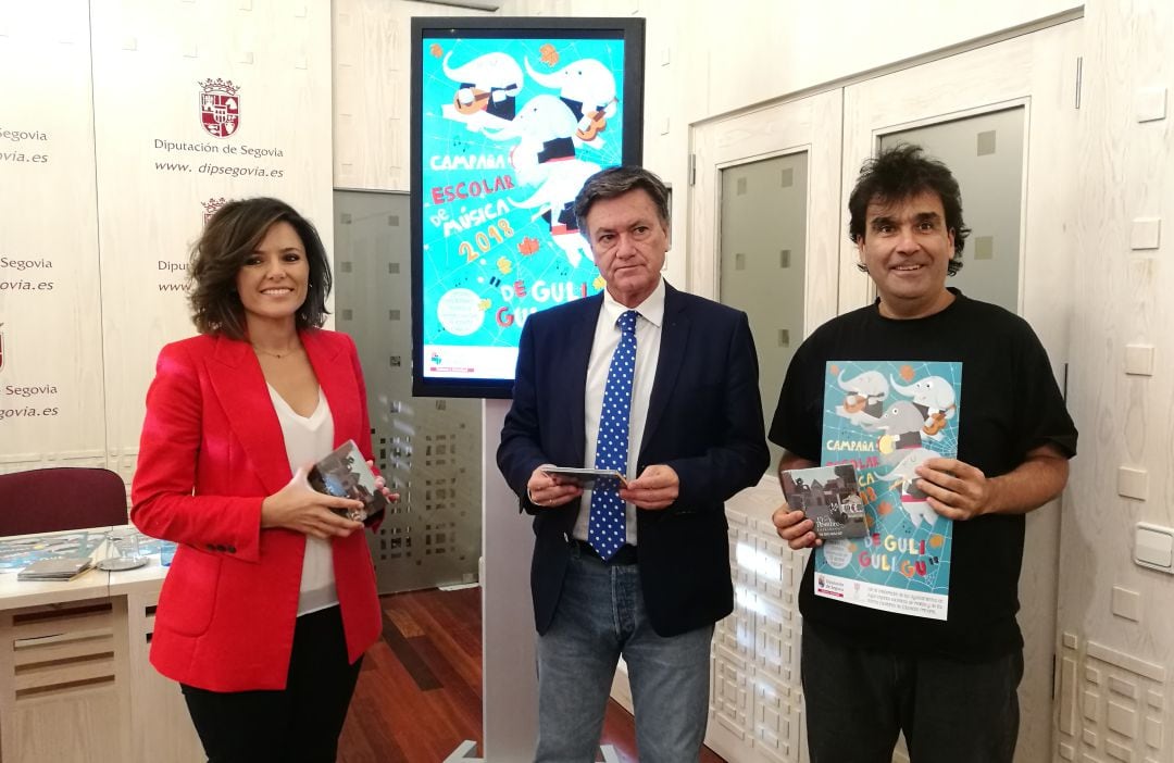 La diputada de cultura Sara Dueñas, el presidente Francisco Vázquez y Jesús Parra durante la presentación de la XIV campaña de música escolar