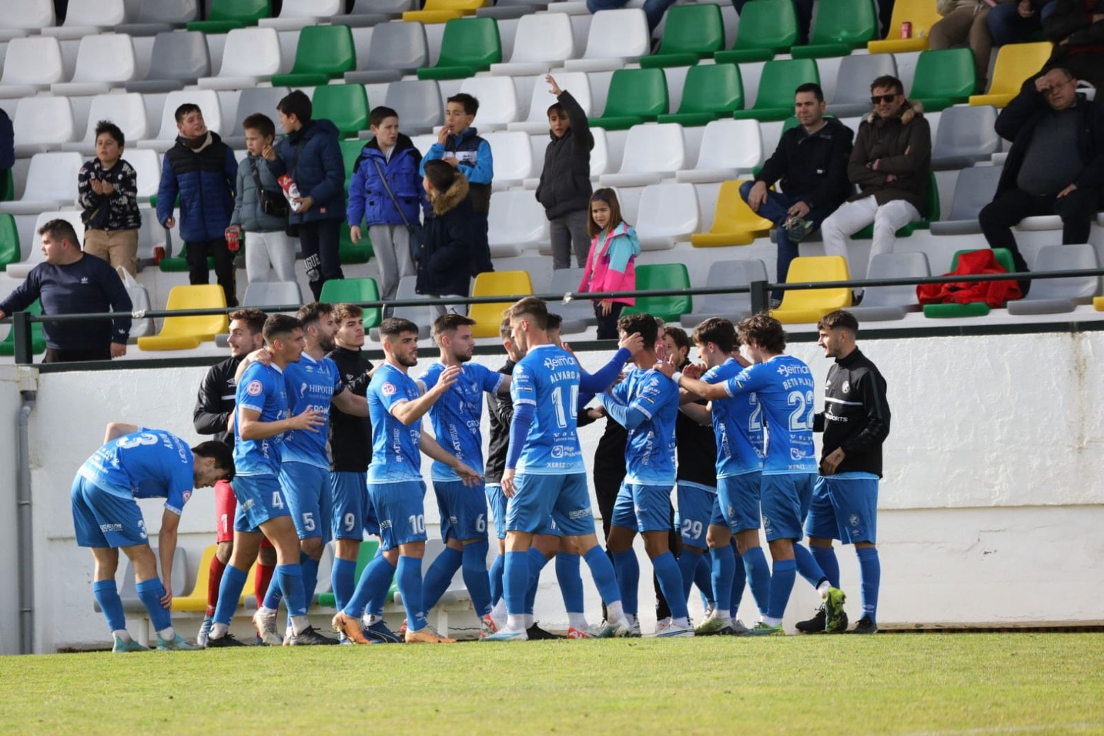 Jugadores del Xerez DFC celebrando uno de los goles en Pozoblanco