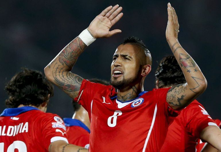 CA129. SANTIAGO DE CHILE (CHILE), 15/06/2015.- El centrocampista chileno Arturo Vidal celebra su gol, perimero del equipo, durante el partido Chile-México, del Grupo A de la Copa América de Chile 2015, en el Estadio Nacional Julio Martínez Prádanos de San