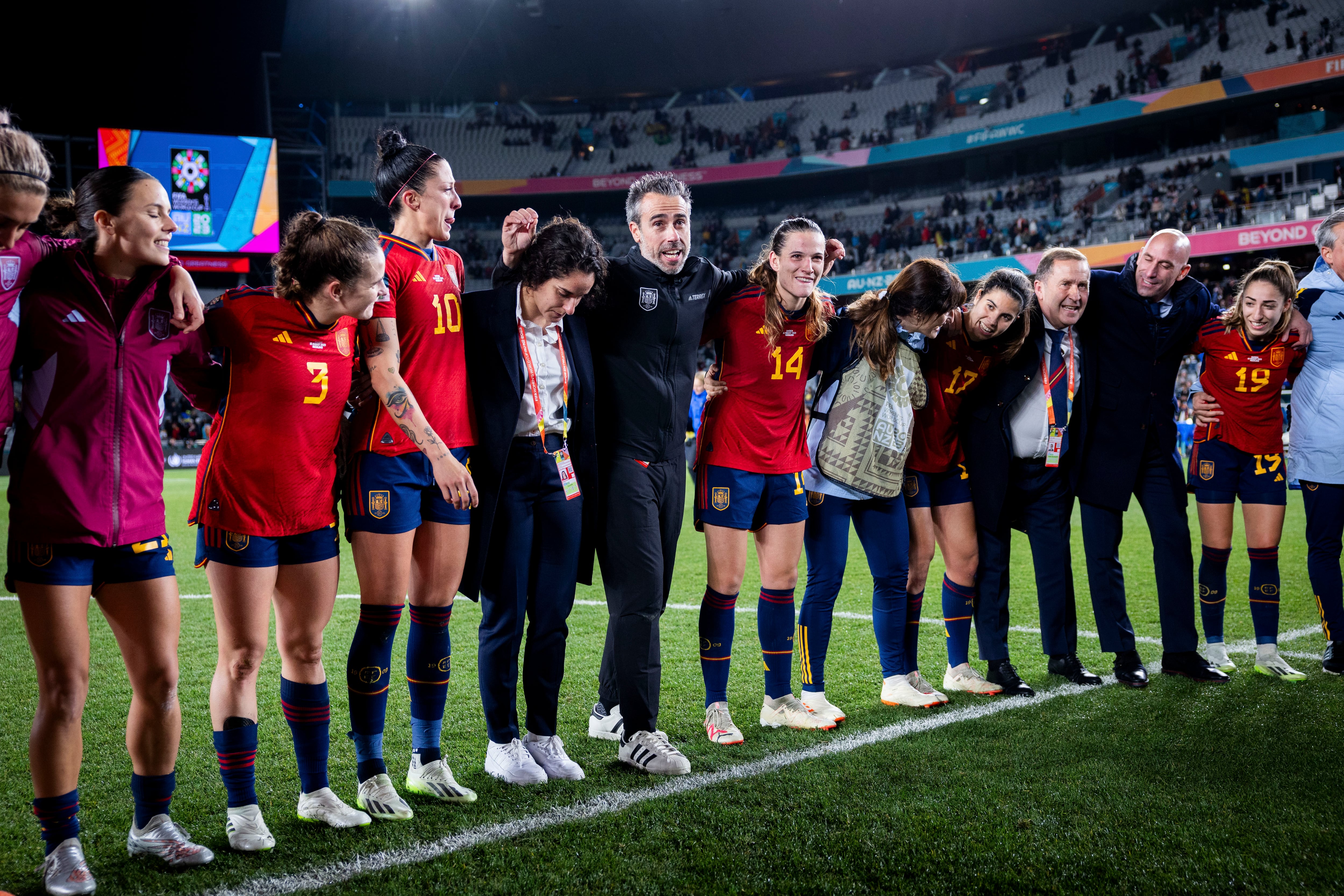 AUCKLAND (NUEVA ZELANDA), 15/08/2023.- Las jugadoras de la selección española de fútbol femenino celebran su victoria ante Suecia durante la semifinal del Mundial femenino de fútbol disputada este martes en Auckland (Nueva Zelanda). EFE/Pablo García/RFEF SOLO USO EDITORIAL/SOLO DISPONIBLE PARA ILUSTRAR LA NOTICIA QUE ACOMPAÑA (CRÉDITO OBLIGATORIO)
