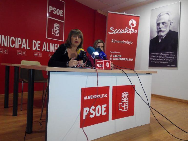 La secretaria general del Psoe denuncia mala situación económica del Ayuntamiento.