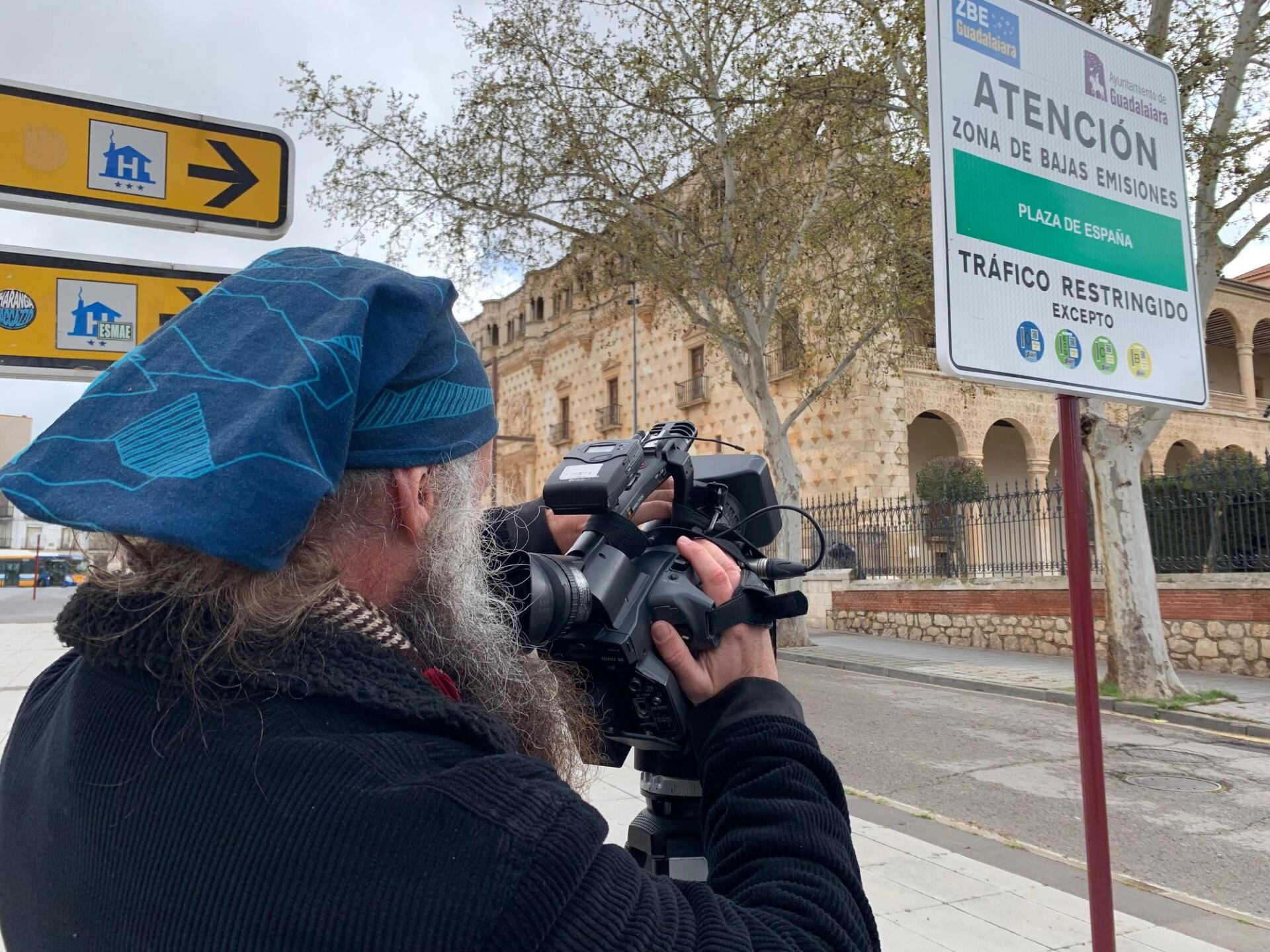 Cartel ZBE en la Plaza de España de Guadalajara