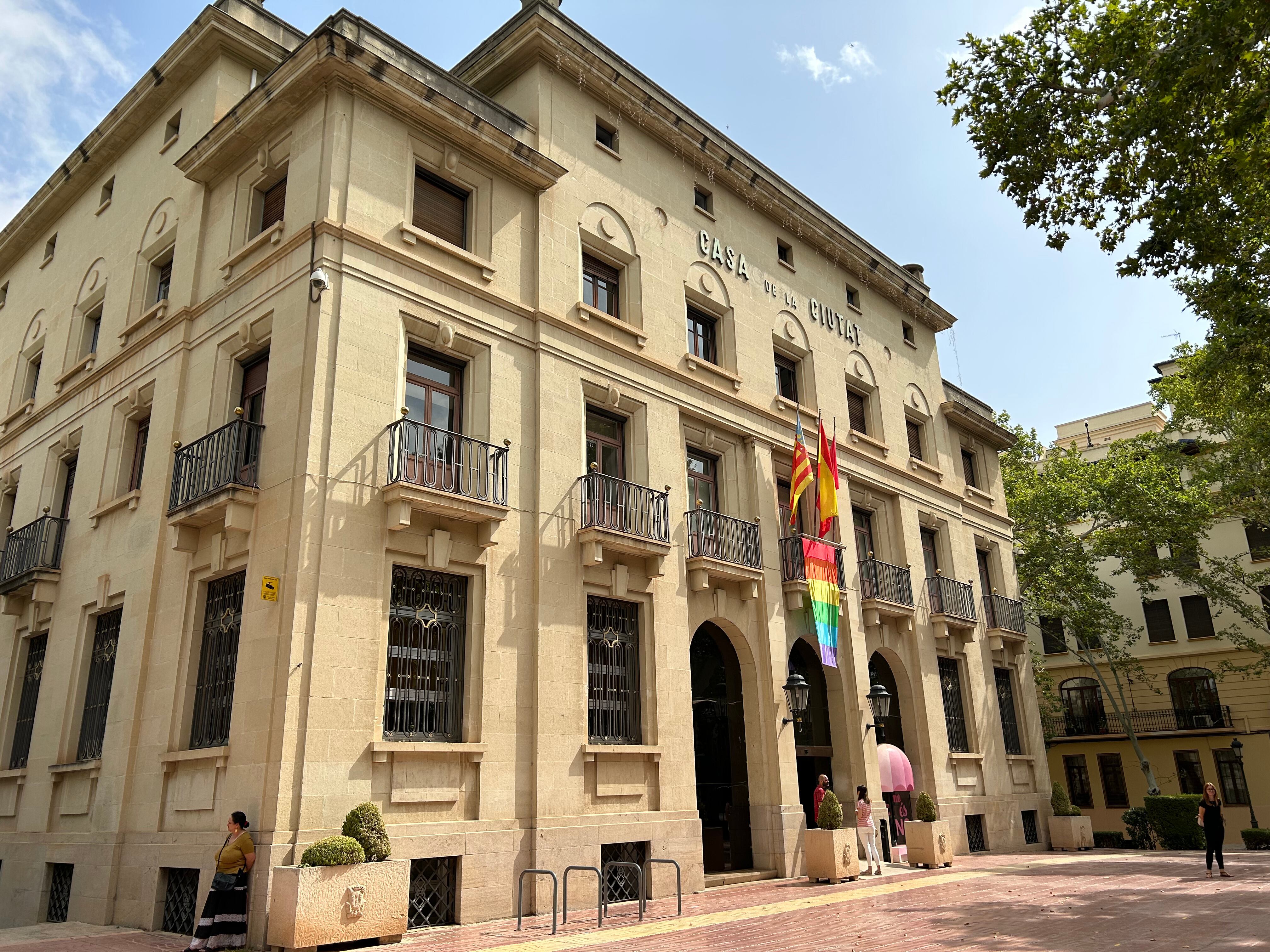 Ayuntamiento de Xàtiva con la bandera LGTBIQA+