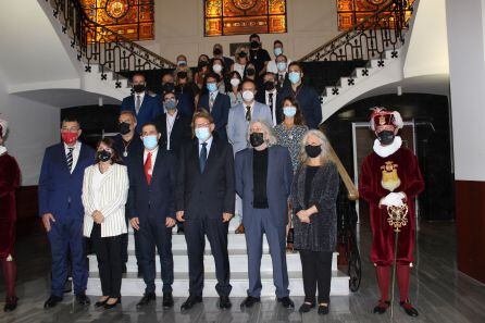 Foto de familia en las escaleras de entrada del IVAM CADA Alcoi