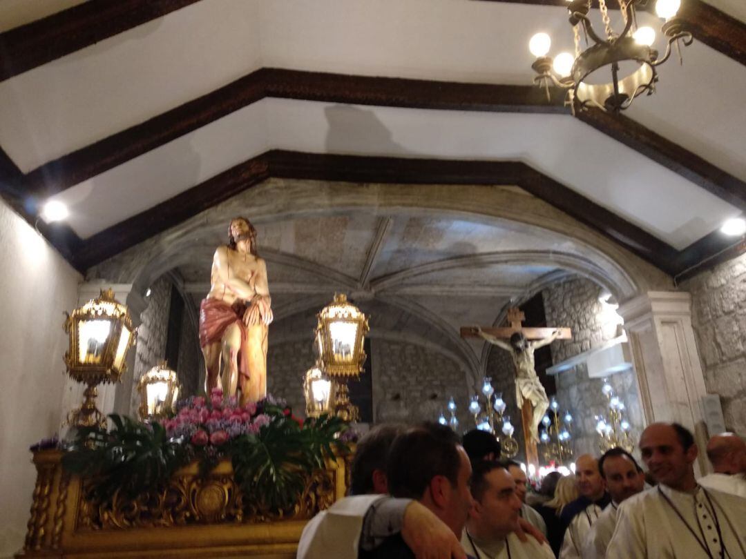 Los pasos del Santísimo Cristo del Milagro y de Jesús Atado a la Columna se han quedado en el interior de la iglesia de Santo Domingo 