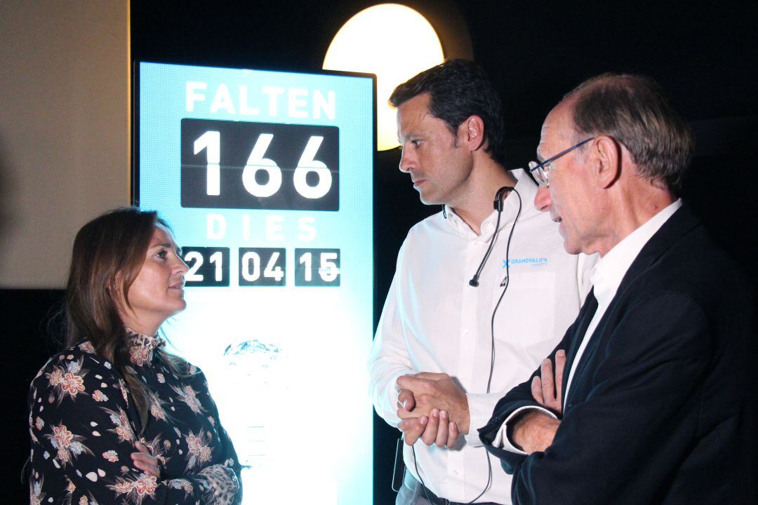 La ministra d'Esports, Olga Gelabert, amb els membres dels comitè organitzador, Conrad Blanc i Alfons Torreño, davant el comptador oficial dels dies que falten per a la inauguració de les finals de la Copa del Món d'esquí alpí a Andorra.