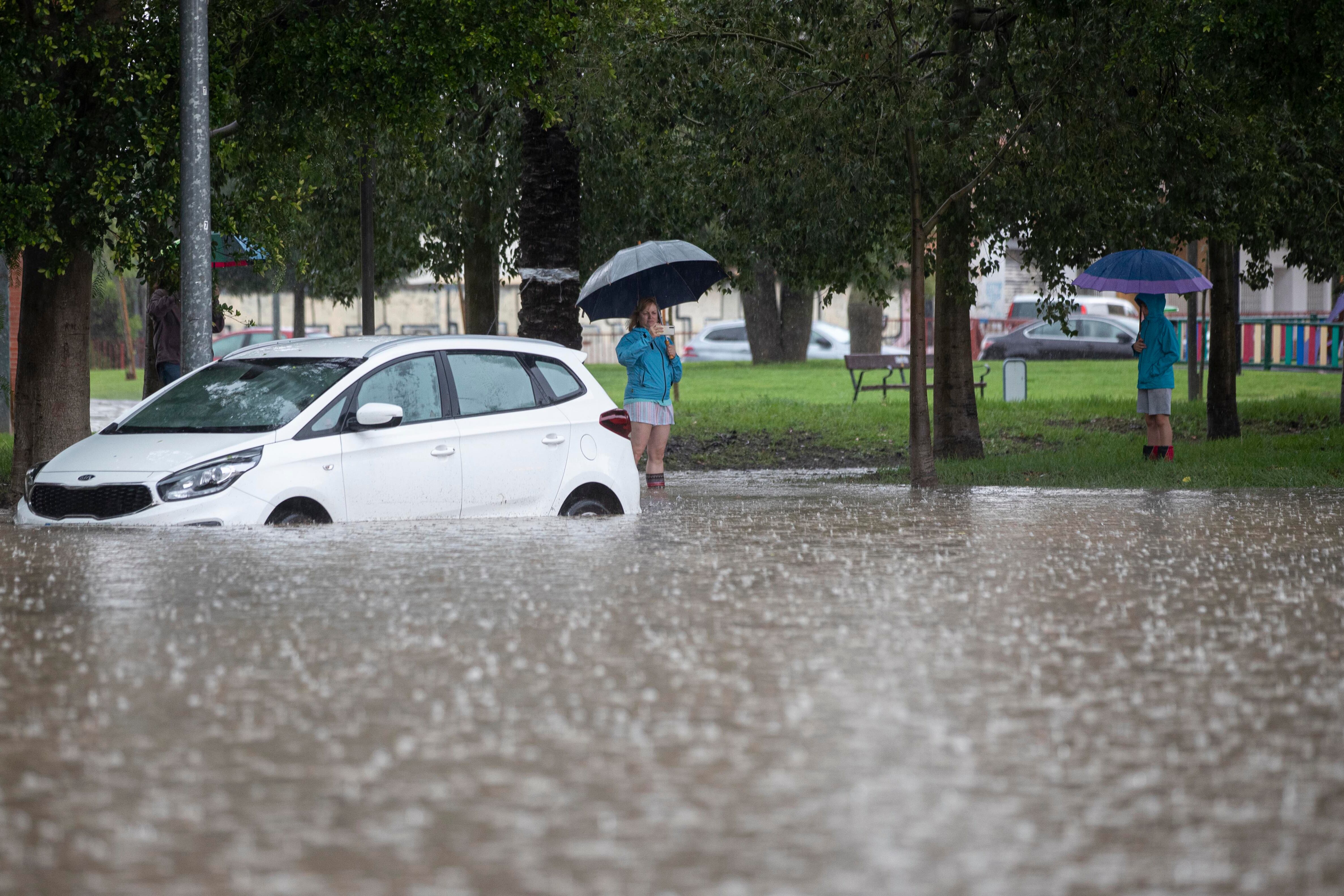 -FOTODELDIA- LA ALBERCA, (MURCIA), 31/05/2023.- Inundaciones en la pedanía murciana de La Alberca tras la tormenta de lluvia y granizo que ha caído en la tarde de este miércoles. 9 rescates, 15 achiques y 23 obstáculos retirados de la vía son el balance provisional de las emergencias atendidas por las lluvias en la comunidad murciana esta tarde, cuando la Agencia Estatal de Meteorología ha elevado de amarillo a naranja el aviso por lluvias de hasta 35 litros por metro cuadrado y hora en la comarca de la vega del Segura hasta la medianoche. EFE/Marcial Guillén
