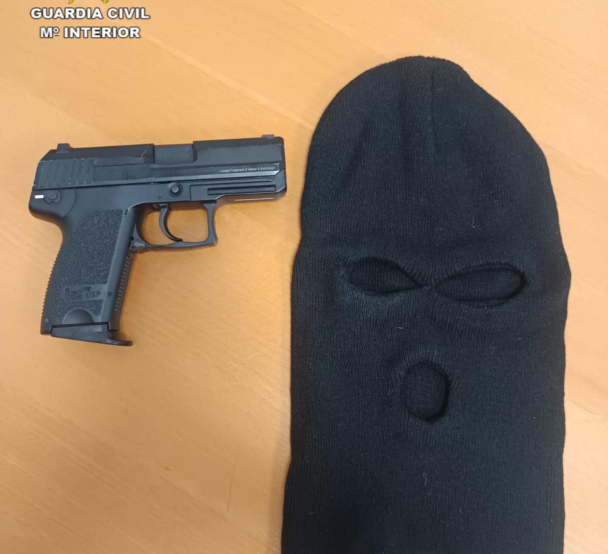 Pistola y pasamontañas que llevaba el atracador