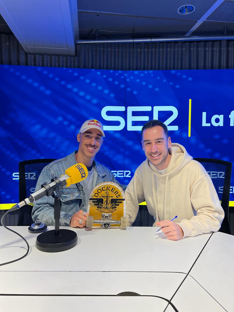 Danny León (izqda) con el periodista deportivo Dani Álvarez (dcha) en los estudios centrales de la Cadena SER