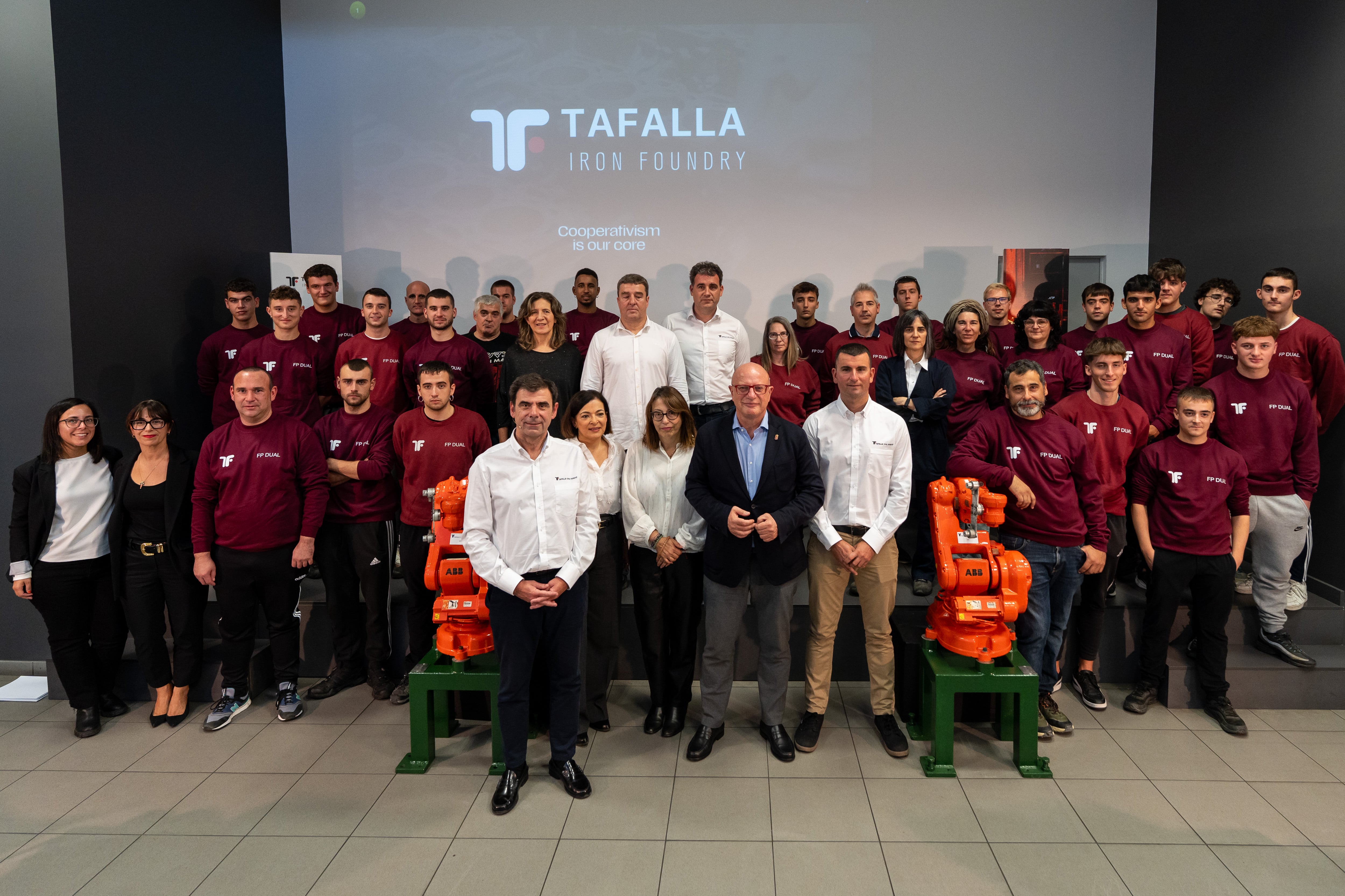 Representantes de Tafalla Iron Foundry, CIP Tafalla y Departamento de Educación  junto al alumnado del programa de FP Dual en Mecatrónica