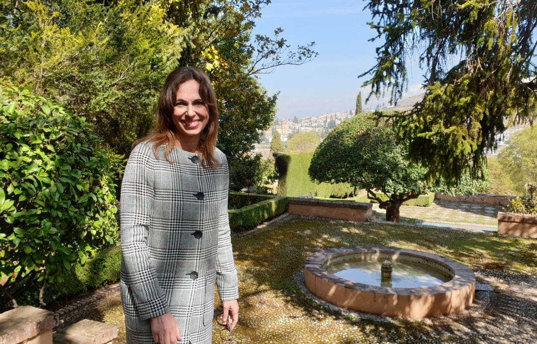 Rocío Díaz, nueva directora de la Alhambra, en los jardines que rodean su despacho en el Patronato de la Alhambray el Generalife, con el Albaicín de fondo