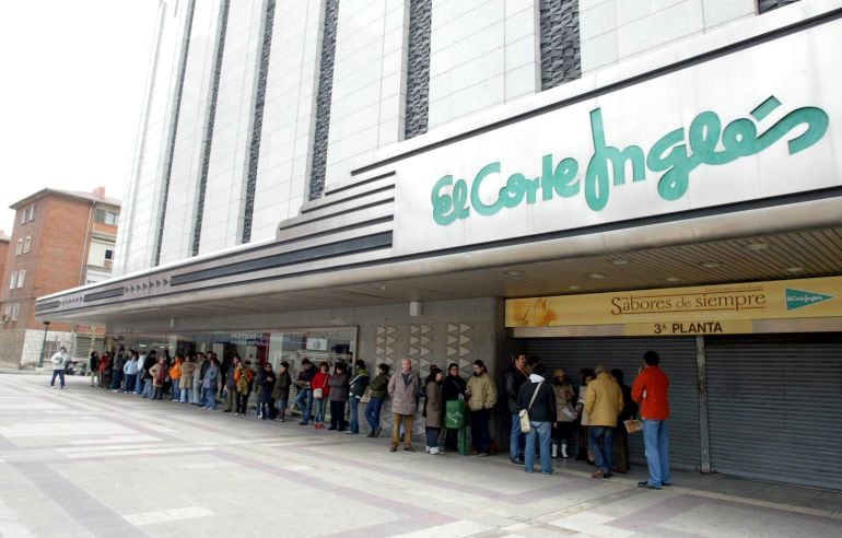 Entrada al edificio de El Corte Ingés en el Paseo de Zorrilla de Valladolid