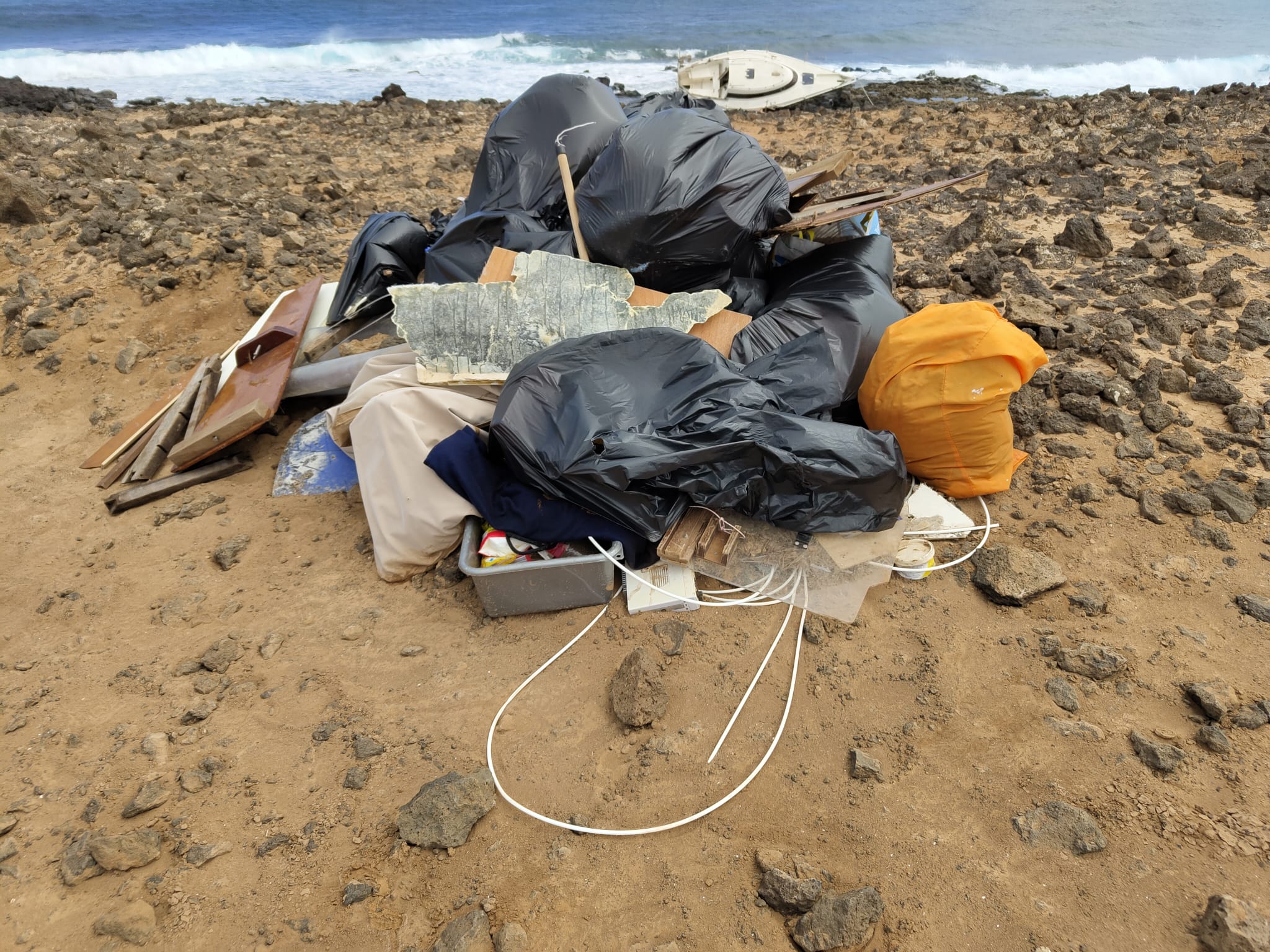 Restos de un velero encallado en Pedro Barba, en La Graciosa.