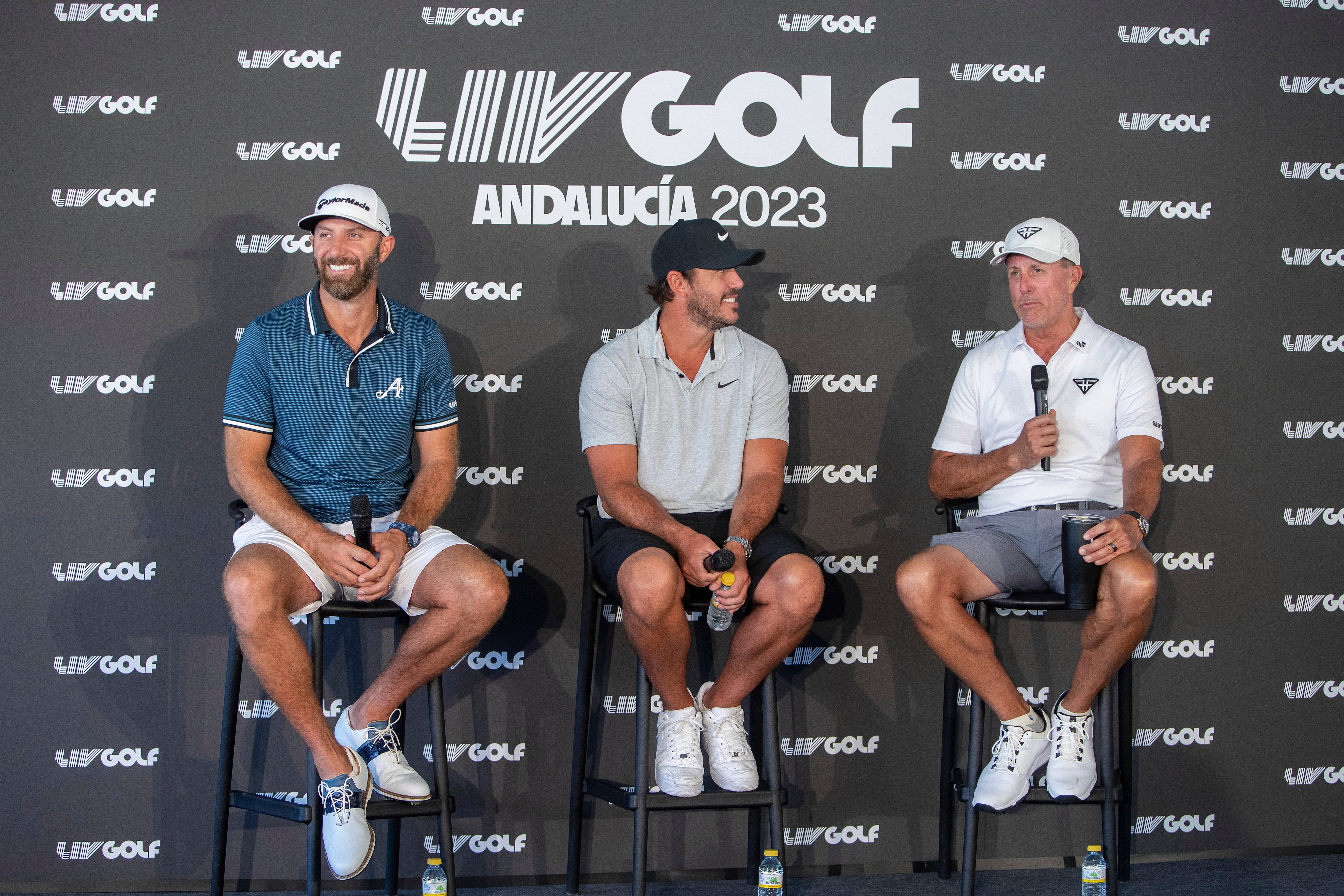 GRAFAND3170. SAN ROQUE (CÁDIZ), 28/06/2023.- Los jugadores de golf, Dustin Jhonson, Brooks Koepka y Phil Mickelson (izq a dcha), durante la rueda de prensa celebrada este miércoles en el LIVGOLF Andalucía 2023 en el campo de Valderrama en San Roque (Cádiz). EFE/Román Ríos
