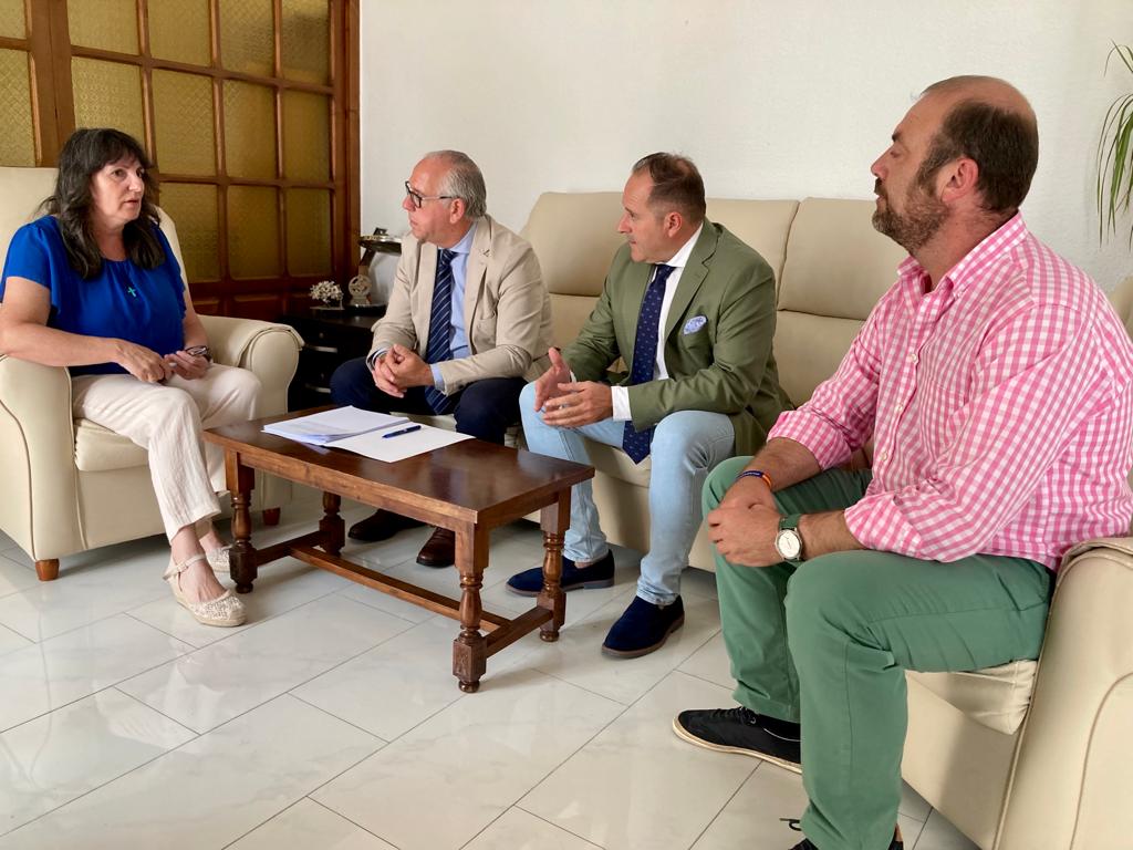 Momento de la reunión entre representantes del Ayuntamiento de Jódar y el Delegado del Gobierno de la Junta, en la alcaldía