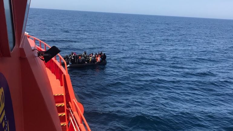 Rescate de una patera en Alborán el lunes.