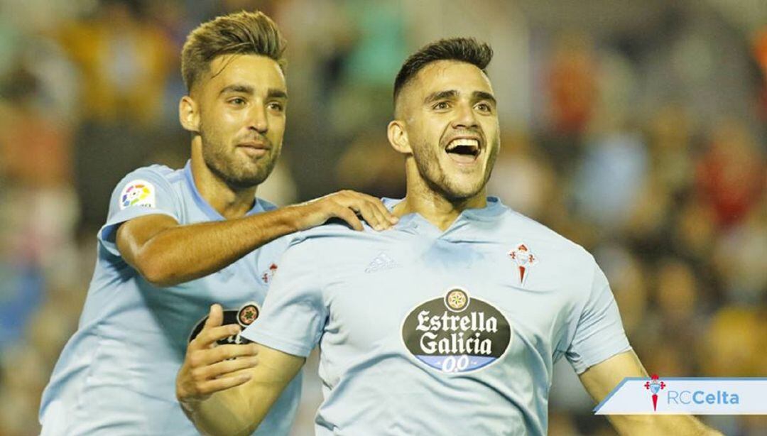 Maxi Gómez celebra un gol junto a Brais Méndez