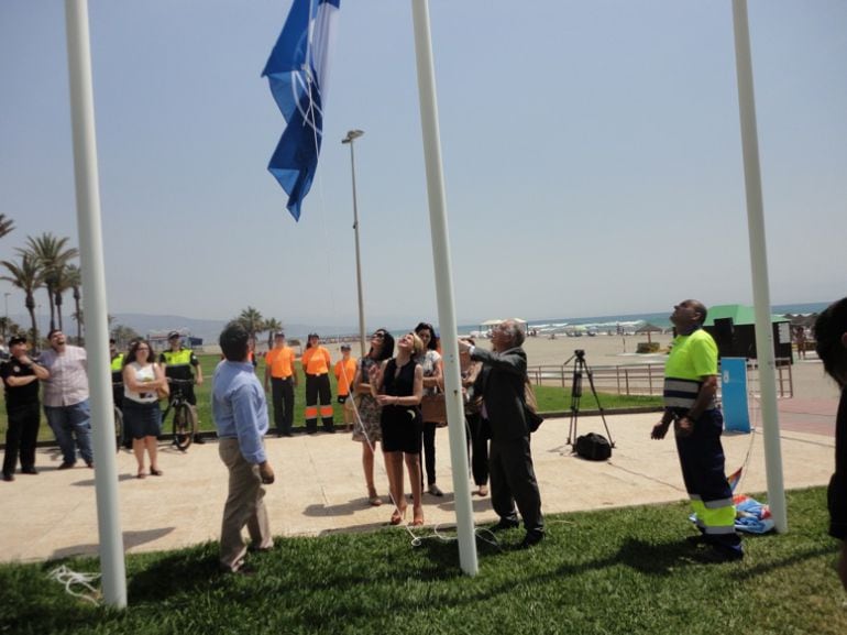 Izado de una bandera azul en Roquetas de Mar en 2017.