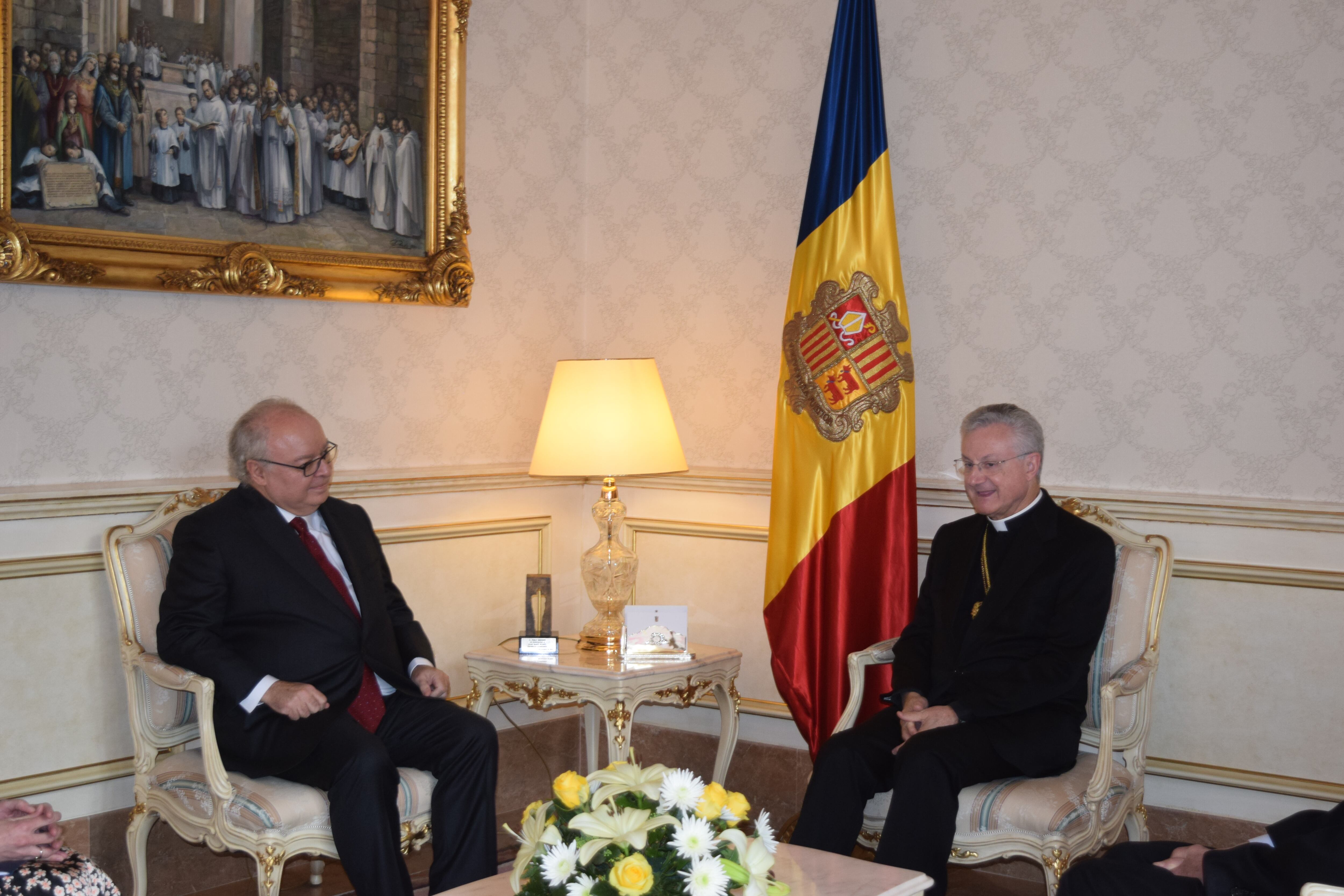 Un moment de l'acte de lliurament de les cartes credencials del nou ambaixador d'Espanya a Andorra, Carles Pérez-Desoy, al copríncep episcopal, Joan-Enric Vives, al palau de la Seu d'Urgell.