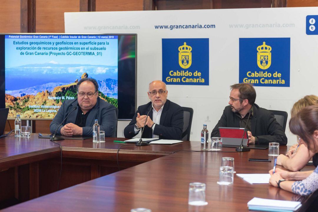 De izquierda a derecha: Nemesio Pérez (Involcan), Antonio Morales y el consejero de Energía, Raúl García Brink.