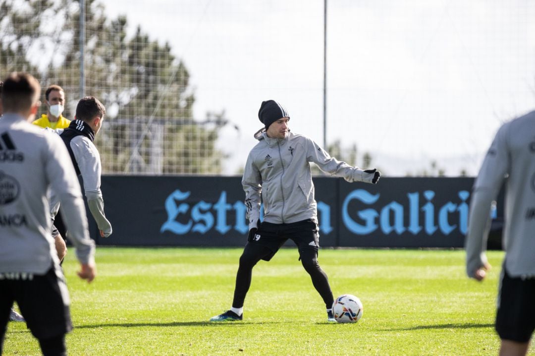 Aarón martín durante un entrenamiento con el Celta