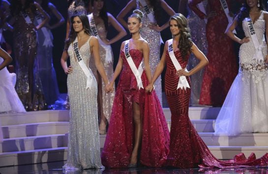 Miss Colombia, Paulina Vega, Miss Ucrania, Diana Harkusha, y Miss USA, Nia Sanchez, esperando el anuncio de la ganadora