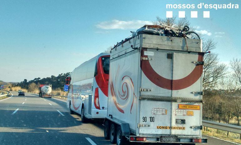 El camió doblava el màxim de pes permès.