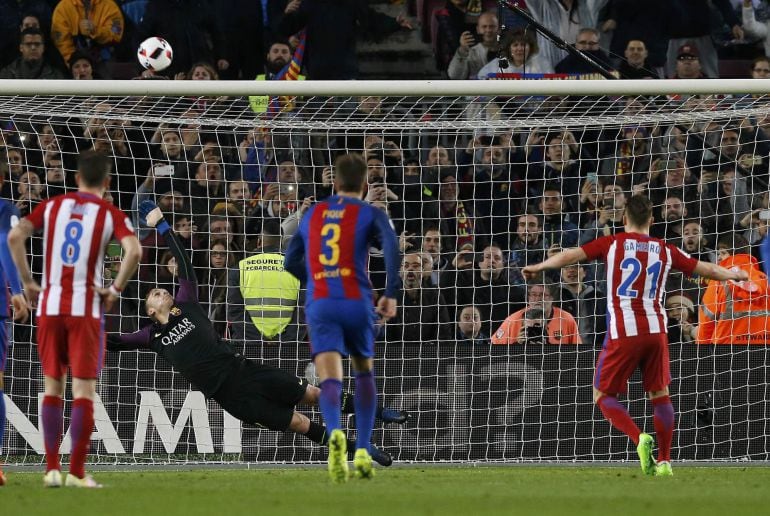 Kevin Gameiro falla el penalti lanzado en el Camp Nou en la eliminatoria ante el F.C. Barcelona.