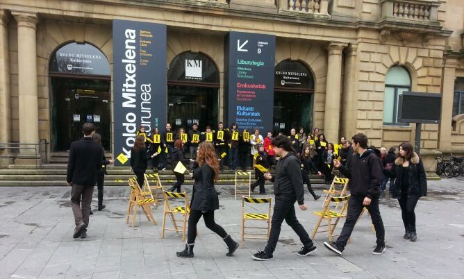 Alumnos de Usandizaga realizan una 'performance' en la presentación de la XVII Marcha contra el racismo y la xenofobia.