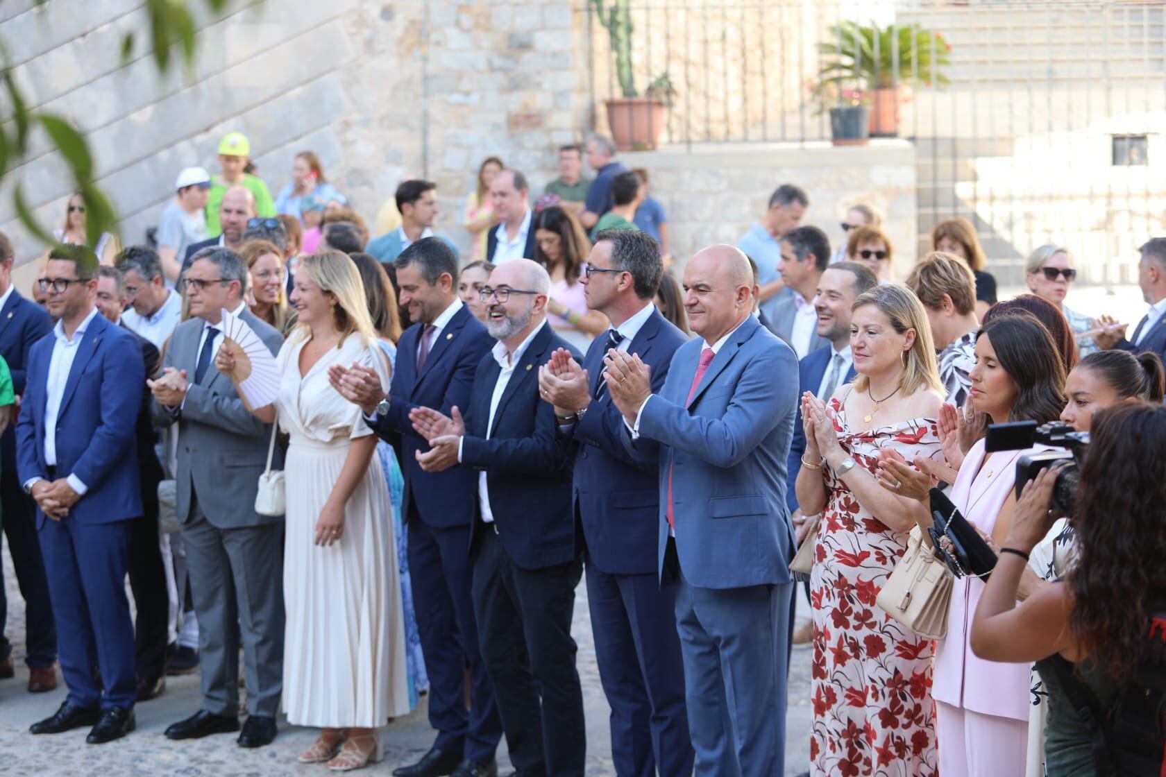 Marí, junto a otras autoridades, en la plaza de catedral de Ibiza este jueves