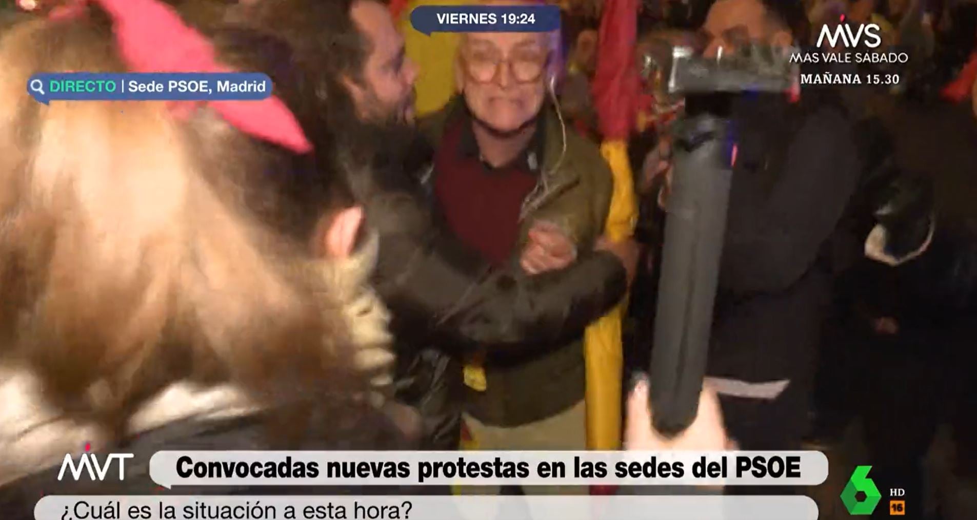 Momento en el que un asistente a la concentración de Ferraz ataca a un cámara de La Sexta.