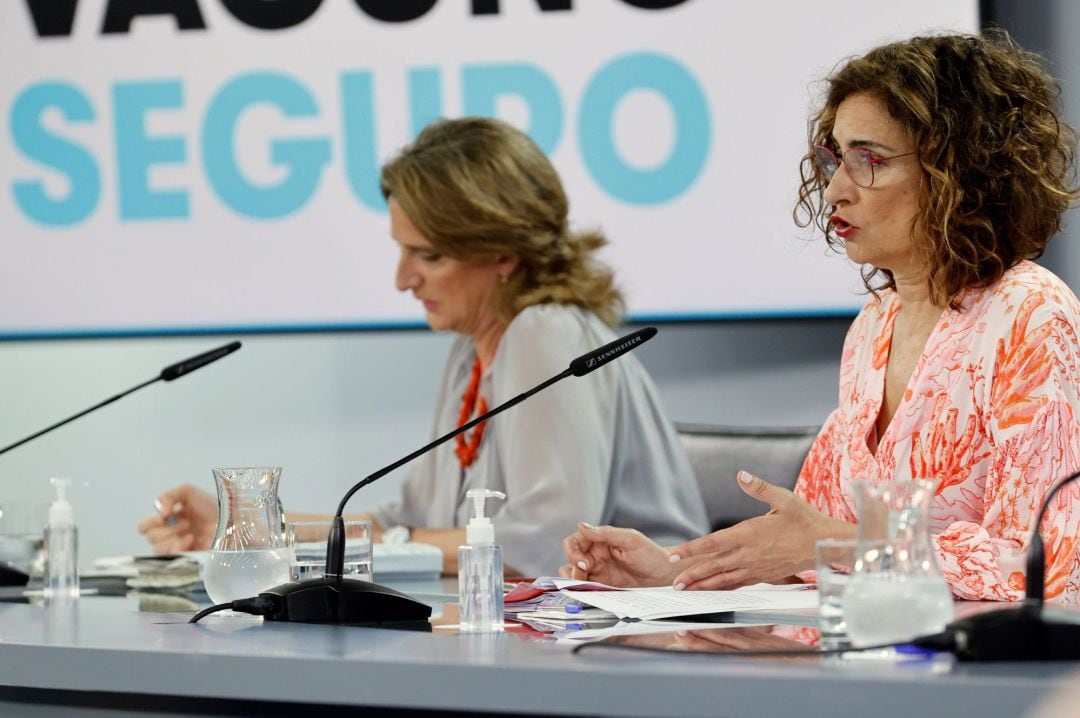 La portavoz del Gobierno y ministra de Hacienda, María Jesús Montero (d), y la ministra para la Transición Ecológica, Teresa Ribera (i), tras un Consejo de Ministros. Foto de archivo.