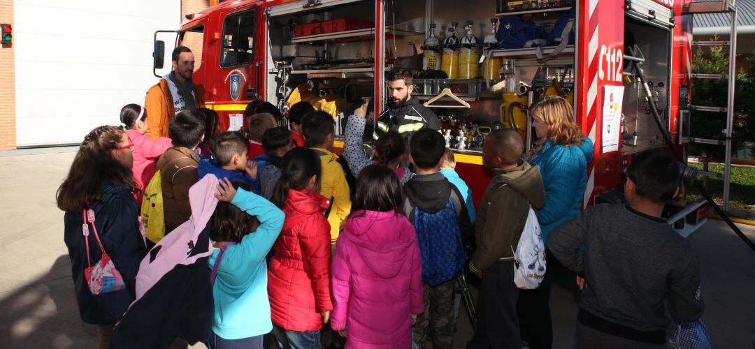 Los niños han visitado hoy el Parque de Bomberos de la Ciudad para conocer cómo funciona y consejos sobre prevención de incendios.