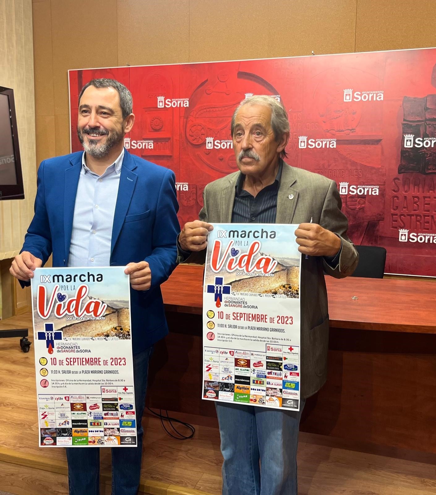 José Luis Molina (d), presidente de la Hermandad de Donantes de Sangre de Soria, junto al concejal Javier Muñoz.