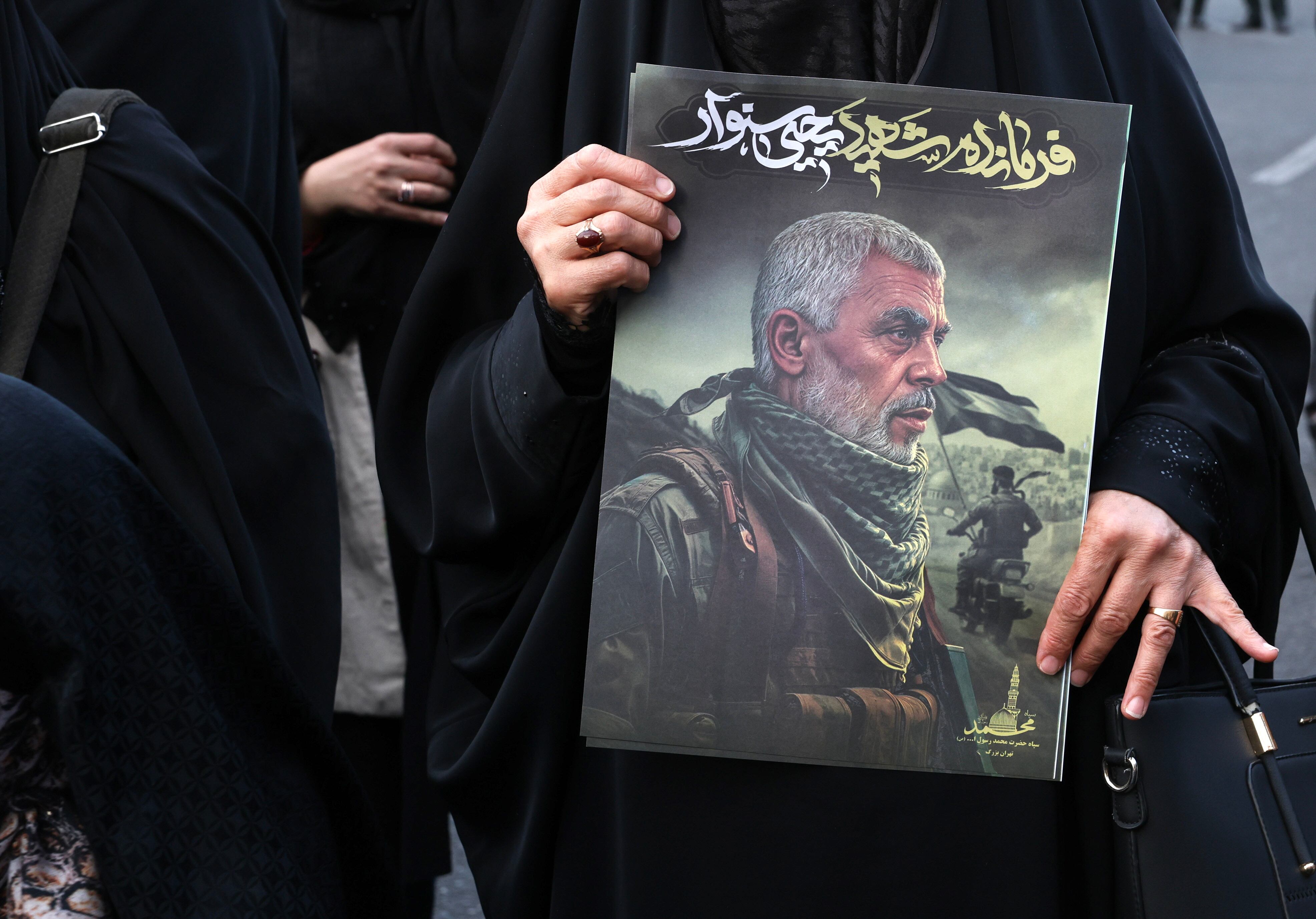 Una mujer iraní sostiene una imagen de Yahya Sinwar durante una manifestación contra Israel en Teherán