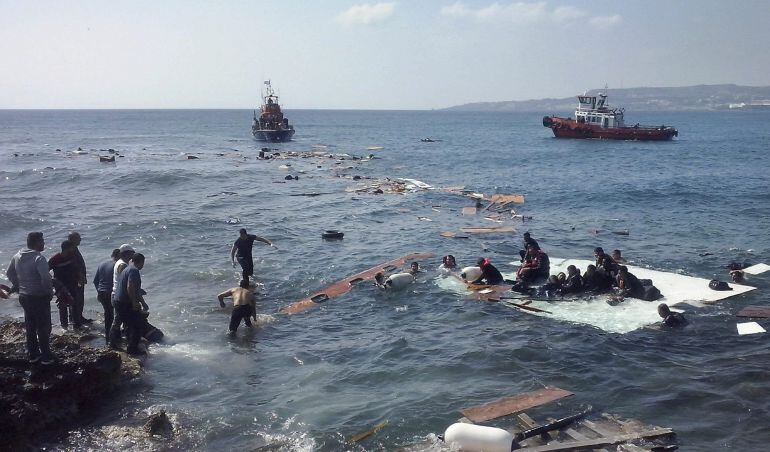 Más de 200 inmigrantes son auxiliados tras que su embarcación haya chocado contra las rocas en la isla griega de Rodas.