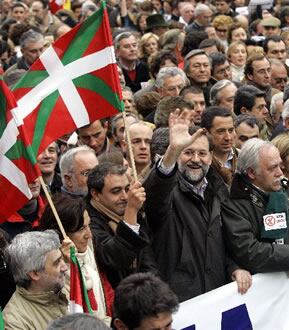 La cúpula directiva del Partido Popular, encabezada por su presidente, Mariano Rajoy, en una manifestación en País Vasco en 2006