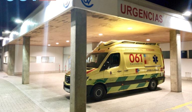 Ambulancia del 061 en urgencias.