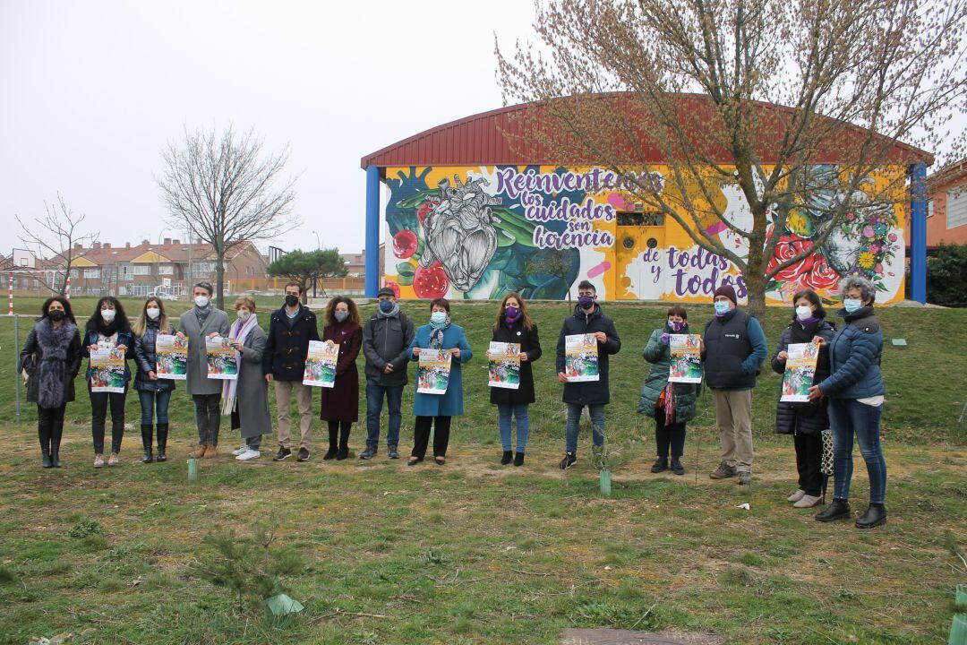 Acto frente al mural del Colegio Elena Fortún de Nueva Segovia