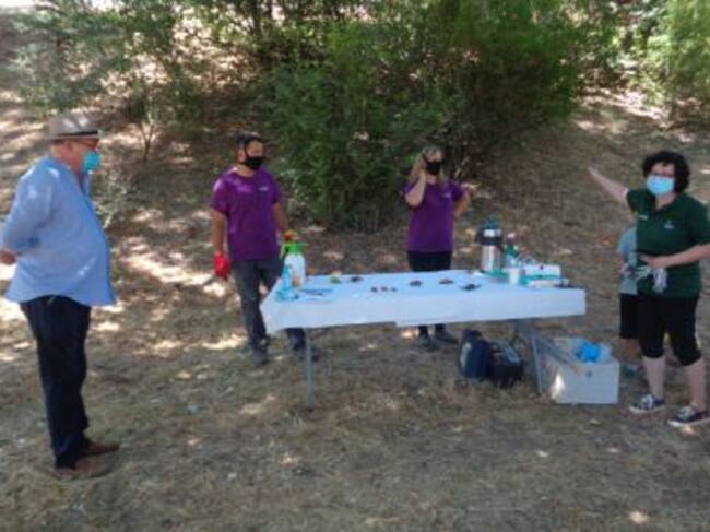 Mari Paz López (dcha) y Miguel Ángel Pinto (izq), con los monitores de la actividad