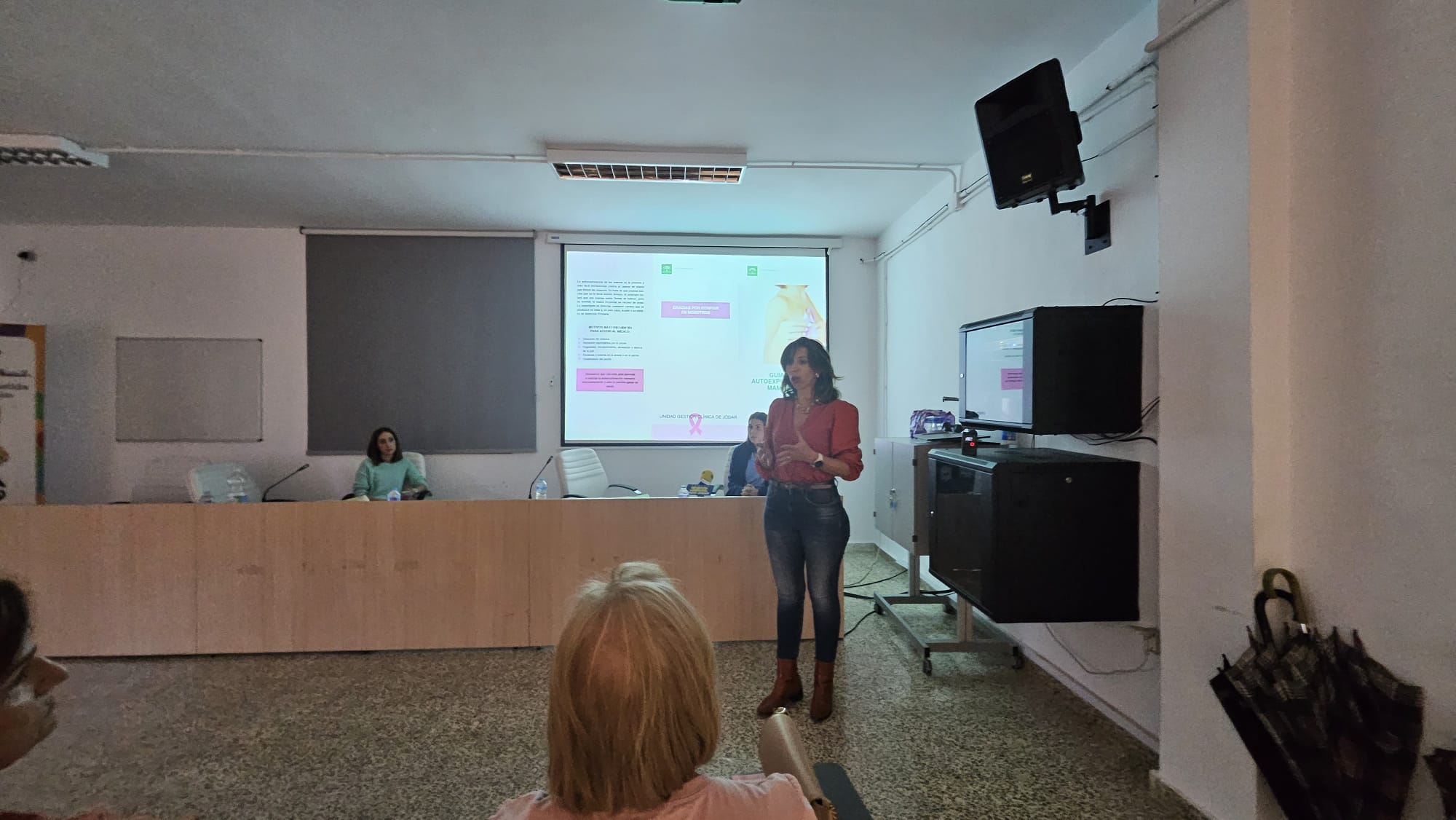 Momento de la charla de Juana Mary Pastrana, matrona y directora del Centro de Salud &#039;Ricardo Fernández Valadés&#039; de Jódar