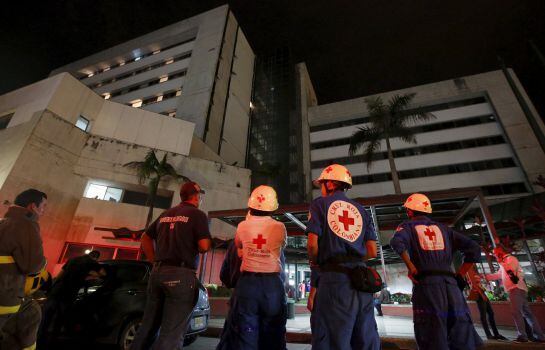 Miembros del equipo de rescate en los exteriores de una clínica evacuada después del terremoto en Cali, Colombia.