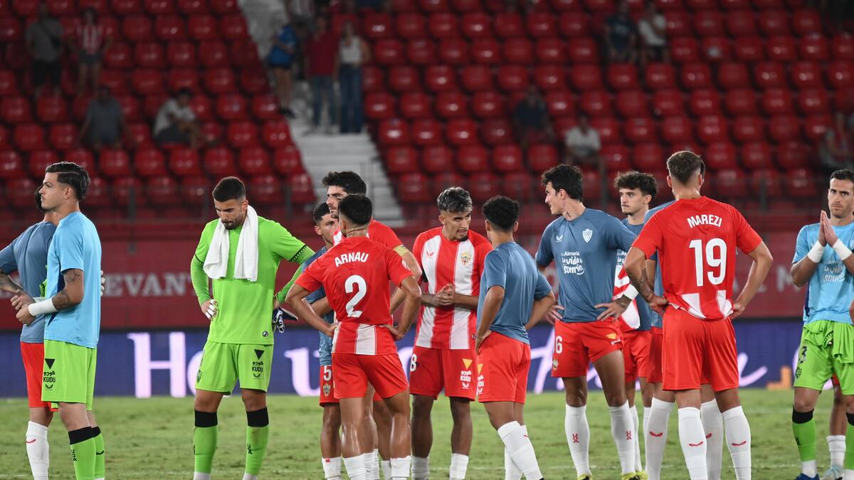 El Almería de las mil caras vuelve al descenso