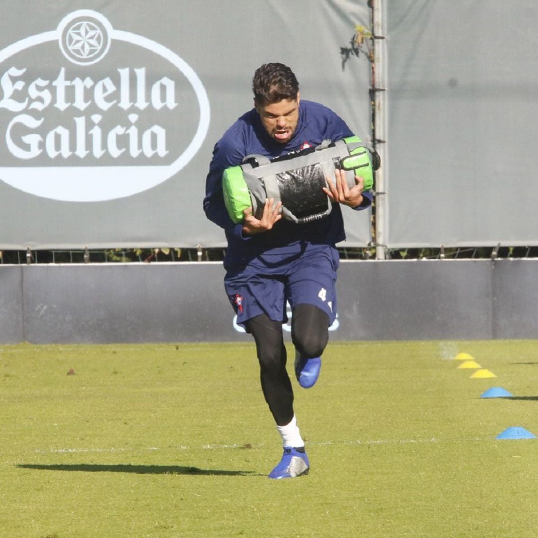 Néstor Araujo trabaha durante un entrenamiento en A Madroa