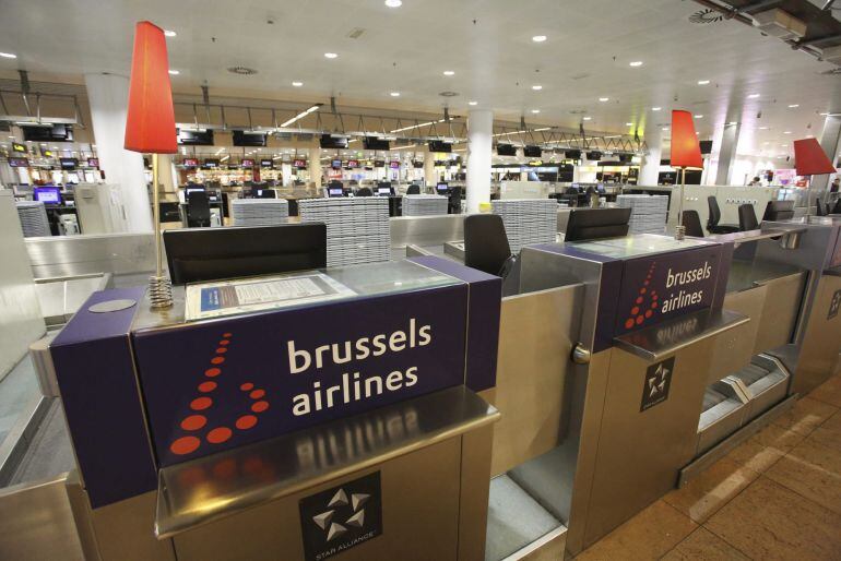 Varios mostradores de Brussels Airlines permanecen vacíos en el aeropuerto de Bruselas (Bélgica) durante la huelga general.