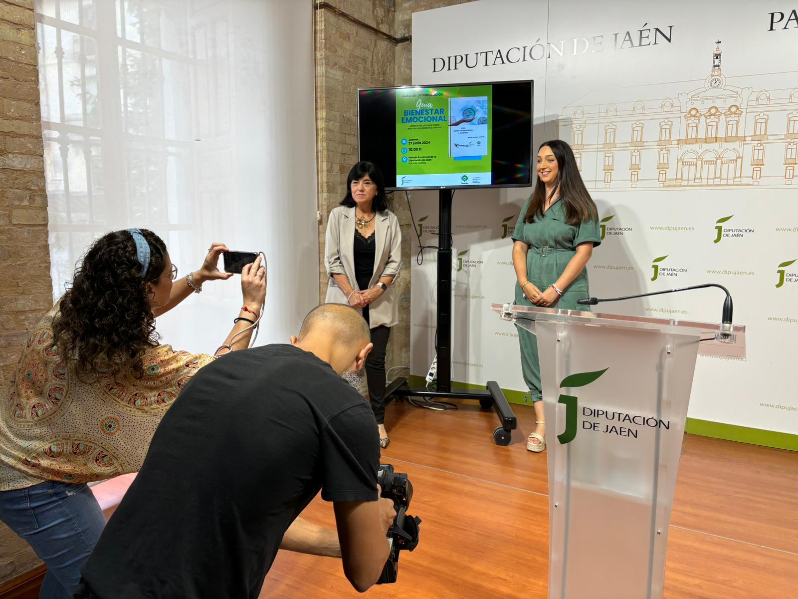 La vicepresidenta de la Diputación de Jaén, Francisca Medina y la diputada de Juventud, María Ruiz, presentan la Guía Bienestar Emocional y Juventud.