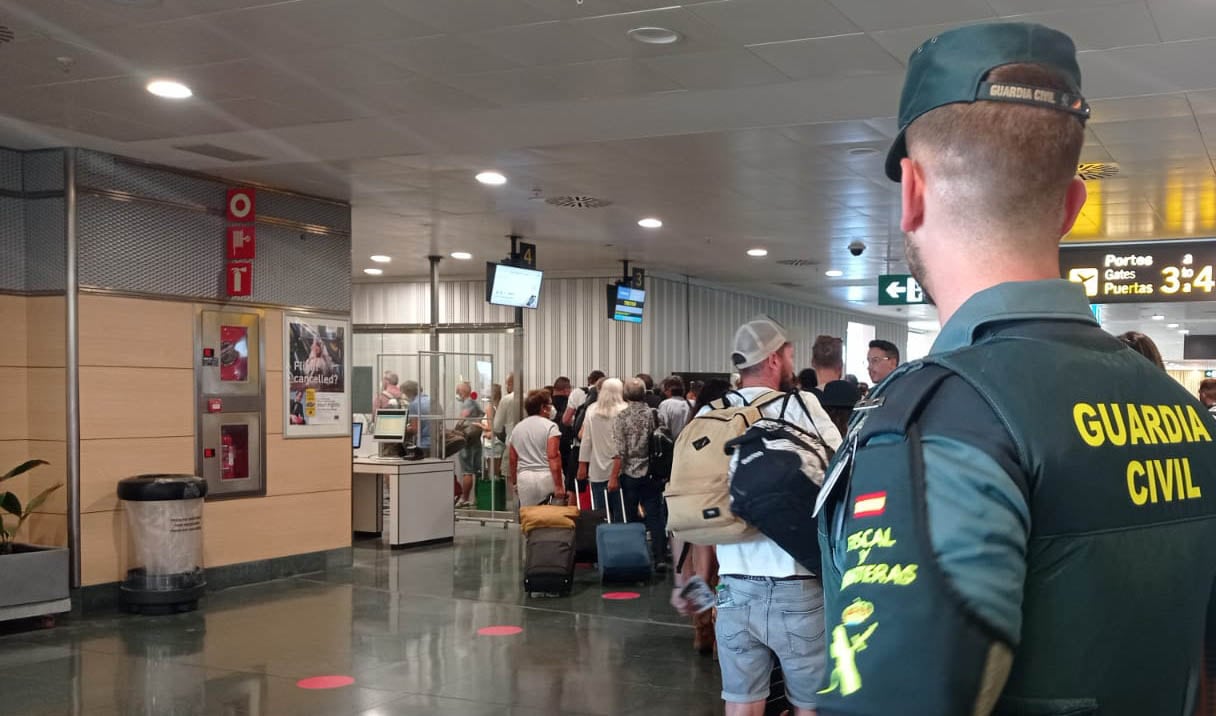 Un agente en el Aeropuerto de Ibiza